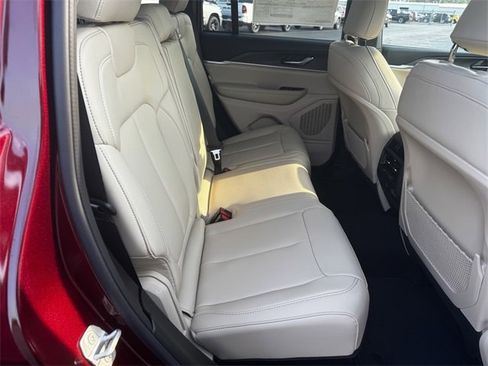 New 2025 Jeep Grand Cherokee Limited w/ Luxury Tech Group II image 17