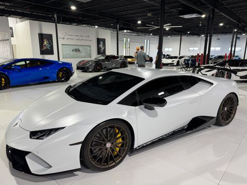 Used 2018 Lamborghini Huracan Performante image 3