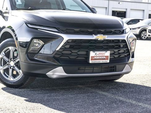 Used 2025 Chevrolet Blazer LT image 3
