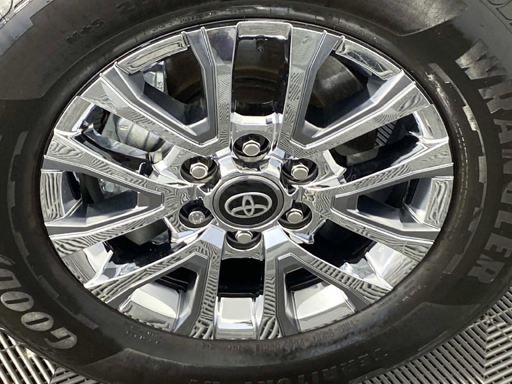 Used 2025 Toyota Tacoma Limited AWD/4WD image 31