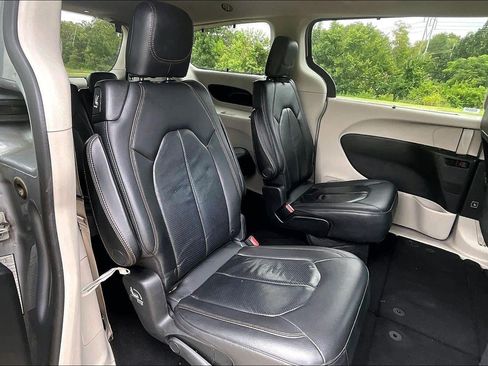 Used 2018 Chrysler Pacifica Touring-L FWD image 22
