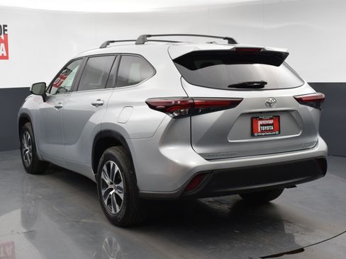 Used 2024 Toyota Highlander XLE image 3