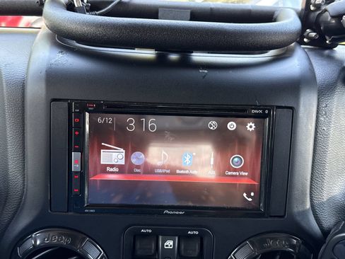 Used 2017 Jeep Wrangler Unlimited Rubicon AWD/4WD image 26
