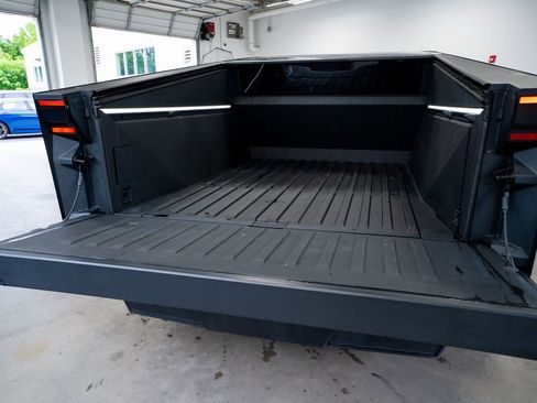 Used 2024 Tesla Cybertruck AWD Crew Cab image 38