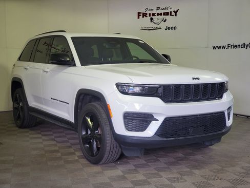 Used 2023 Jeep Grand Cherokee Altitude AWD/4WD image 2