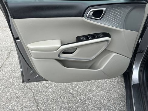 Used 2025 Kia Soul LX w/ LX Technology Package FWD image 10