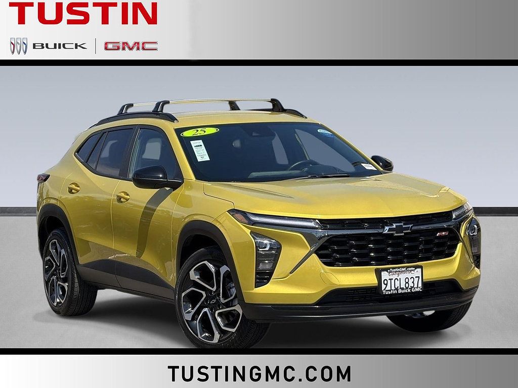 Used 2025 Chevrolet Trax RS w/ Driver Confidence Package FWD image 1
