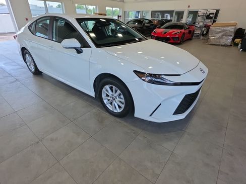 Used 2025 Toyota Camry LE AWD/4WD image 4