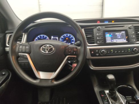Used 2018 Toyota Highlander LE FWD image 22
