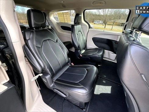 Used 2024 Chrysler Pacifica Touring-L image 26