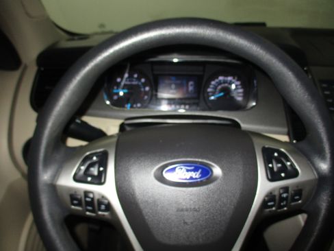Used 2017 Ford Taurus SE FWD image 24