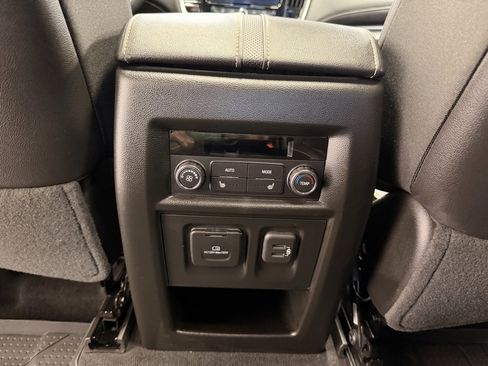 Used 2024 Chevrolet Traverse Premier image 16