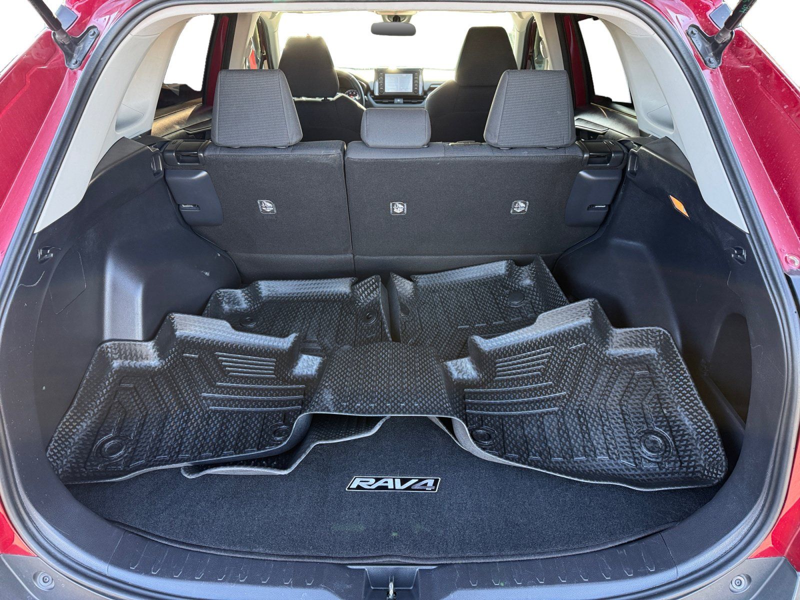 Used 2019 Toyota RAV4 LE w/ Carpet Mat Package FWD image 17