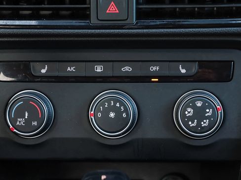 Used 2022 Volkswagen Taos SE w/ Panoramic Sunroof Package image 14