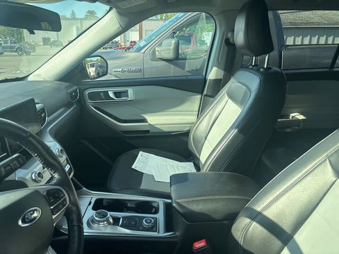 Used 2022 Ford Explorer XLT w/ Equipment Group 202A image 3