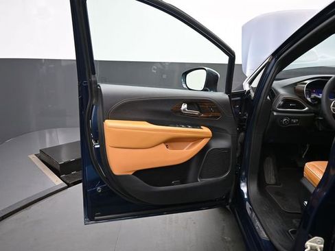 Used 2022 Chrysler Pacifica Pinnacle FWD image 12