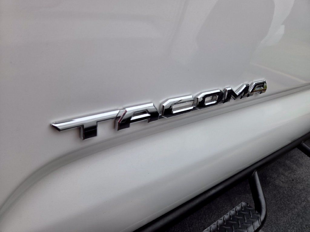 Used 2019 Toyota Tacoma TRD Sport AWD/4WD image 4