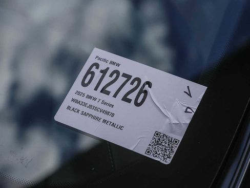 Used 2025 BMW 760i xDrive w/ Luxury Rear Seating Package image 24