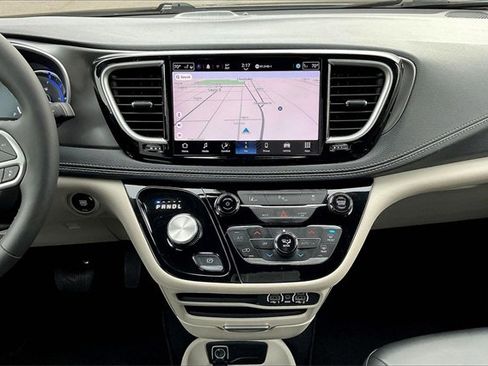 Used 2024 Chrysler Pacifica Select image 6