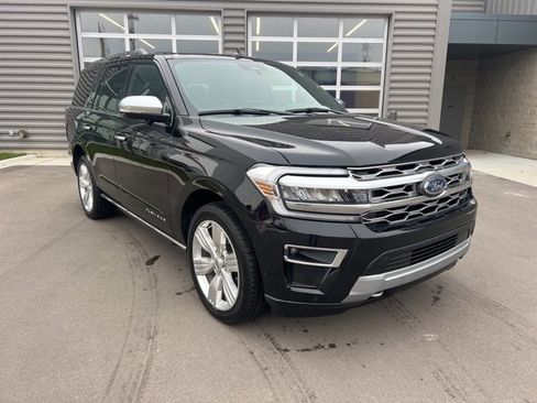 Used 2024 Ford Expedition Platinum image 3