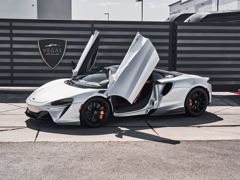 Used 2023 McLaren Artura RWD image 5