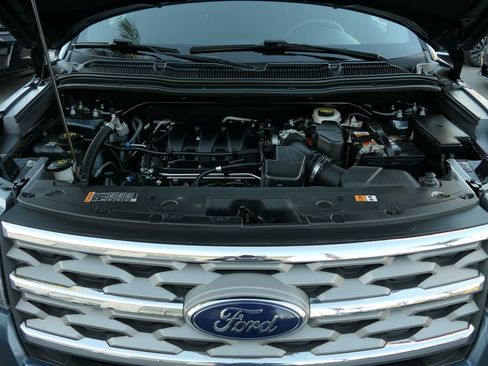Used 2018 Ford Explorer XLT image 28