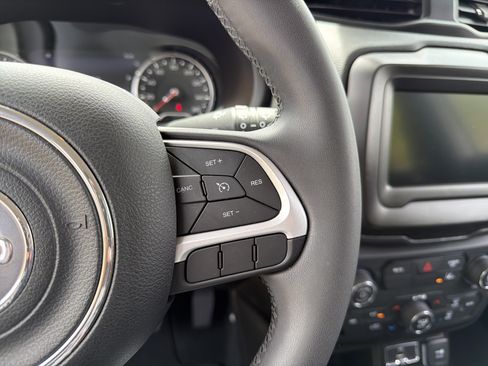 Used 2021 Jeep Renegade Latitude FWD image 25