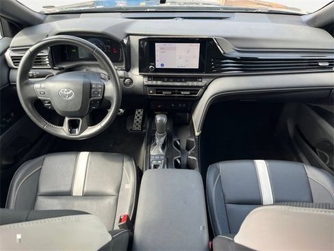 Used 2025 Toyota Camry SE image 11