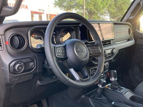 Used 2025 Jeep Wrangler Unlimited Rubicon w/ Convenience Group image 7