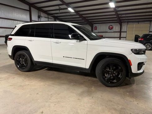Used 2023 Jeep Grand Cherokee Altitude AWD/4WD image 5