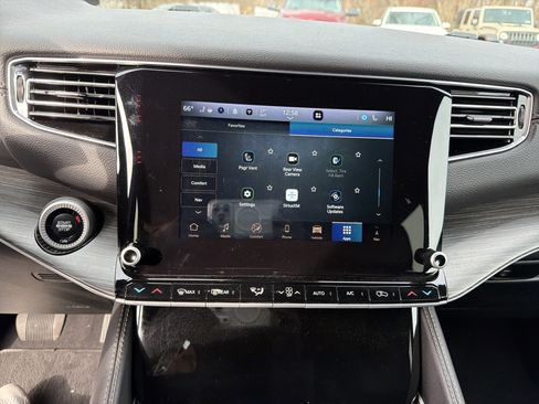 Certified 2024 Jeep Wagoneer Series III image 30