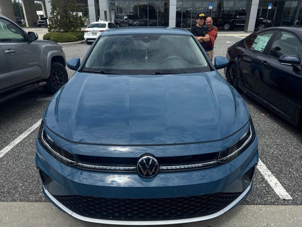 Used 2025 Volkswagen Jetta SE FWD image 2