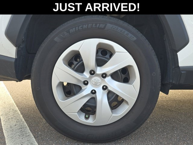 Used 2024 Toyota RAV4 LE FWD image 5