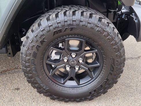 Used 2025 Jeep Wrangler Sport AWD/4WD image 13