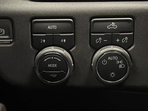 Used 2023 Chevrolet Silverado 1500 LT image 40