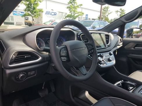 New 2027 Chrysler Pacifica Limited FWD image 18