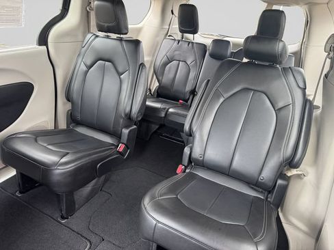 Used 2023 Chrysler Pacifica Touring-L FWD image 13