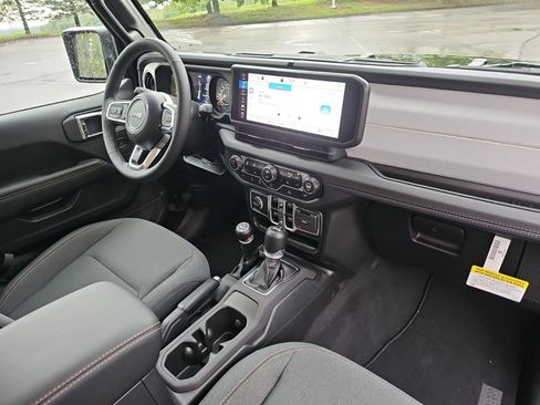 Used 2025 Jeep Wrangler Unlimited Sahara AWD/4WD image 13