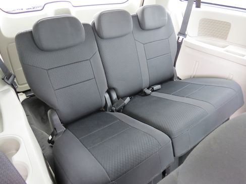 Used 2010 Dodge Grand Caravan SXT w/ Trailer Tow Group FWD image 32