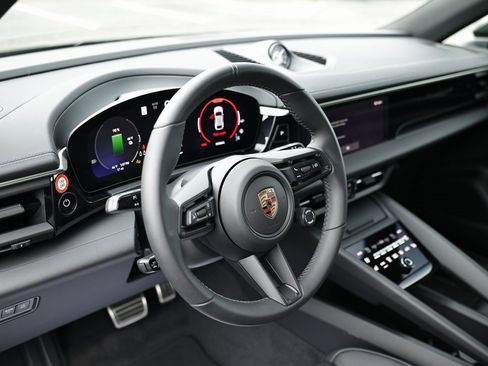 New 2025 Porsche Macan 4S Electric image 4