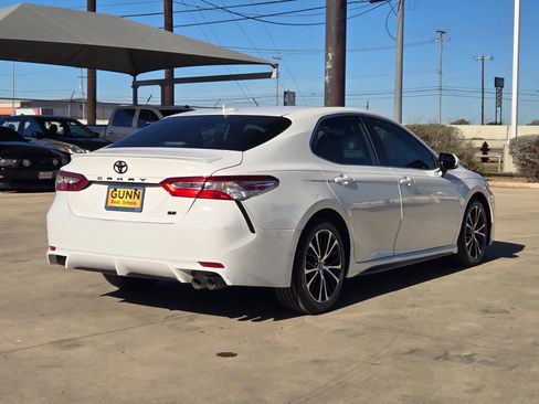 Used 2020 Toyota Camry SE image 3