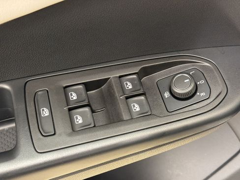 Used 2025 Volkswagen Taos SE w/ Panoramic Sunroof Package FWD image 12