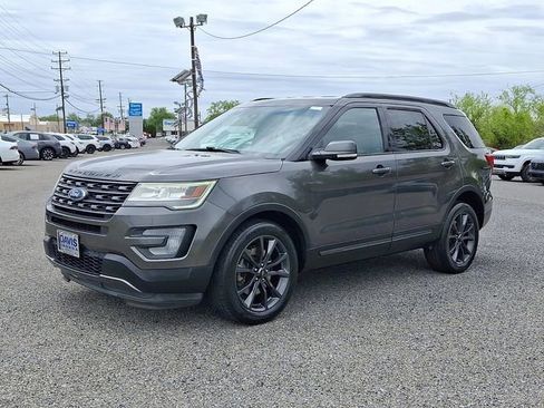 Used 2017 Ford Explorer XLT w/ Equipment Group 202A AWD/4WD image 3