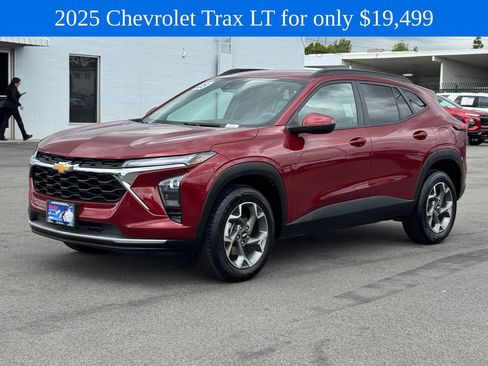 Used 2025 Chevrolet Trax LT FWD image 4