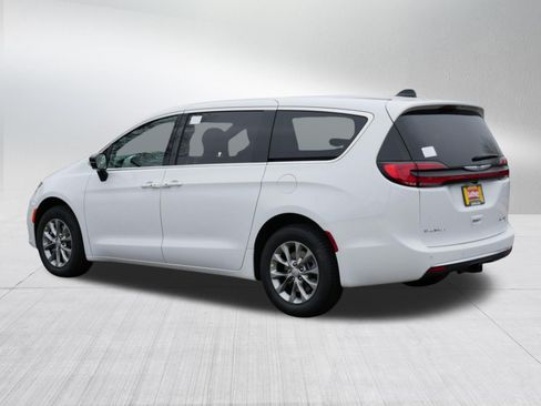 New 2026 Chrysler Pacifica Limited w/ Trailer Tow Group AWD/4WD image 5