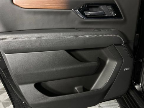 Used 2025 GMC Yukon XL Denali image 30