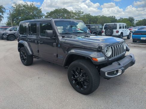 Used 2025 Jeep Wrangler Unlimited Sahara w/ Safety Group AWD/4WD image 2
