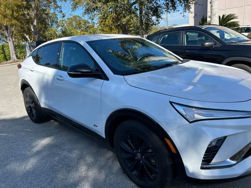 Used 2025 Buick Envista Sport Touring image 2