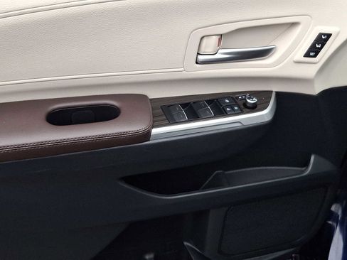 Certified 2021 Toyota Sienna Platinum image 18