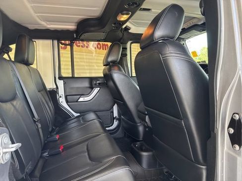 Used 2017 Jeep Wrangler Unlimited Sahara w/ Max Tow Package AWD/4WD image 5